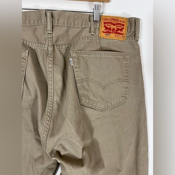 LEVI 505 Jeans Men's Size 42x32 Tan Relaxed Fit Straight Leg Mid Rise Denim - Picture 4 of 10
